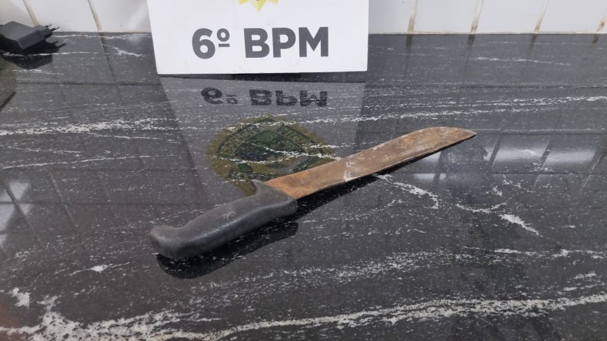 Homem é preso com facão enferrujado após ameaçar esposa no Parque São Paulo