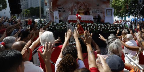 Fiéis de São Jorge e Ogum ocupam as ruas do Rio em festa sincrética Imagem referente a Fiéis de São Jorge e Ogum ocupam as ruas do Rio em festa sincrética