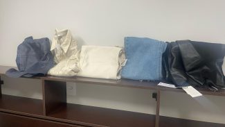Lojista encontra roupas furtadas sendo vendidas em brechó em Cascavel e pede ajuda para recuperar peças restantes