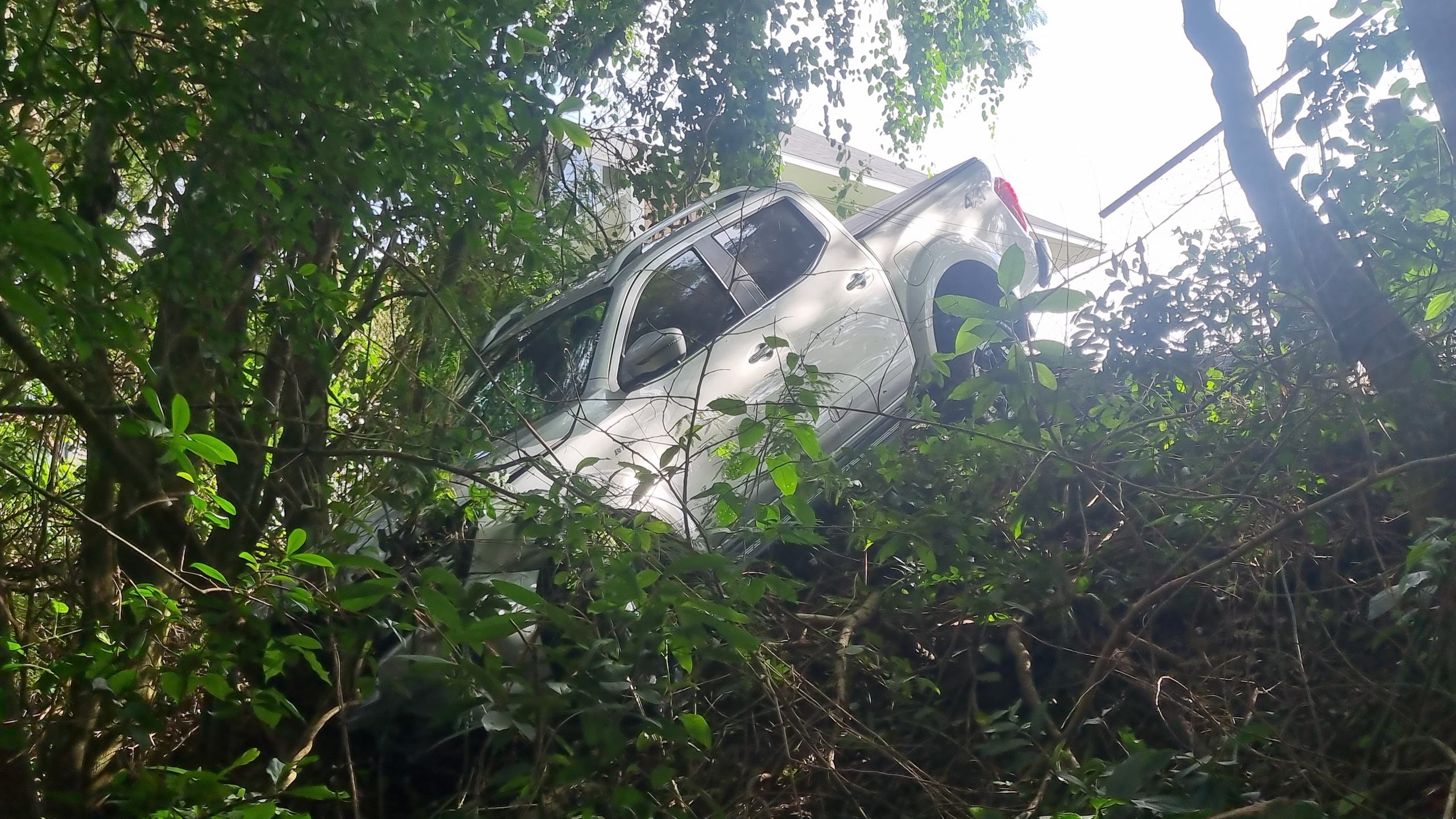Caminhonete cai em barranco no Lago Municipal de Cascavel