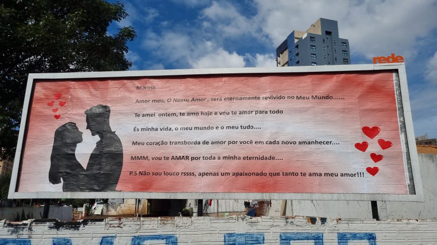 Outdoor com declaração apaixonada para “Marina” chama atenção em Cascavel