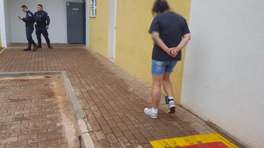 Guarda Municipal detém mulher com crack em operação no Santa Felicidade