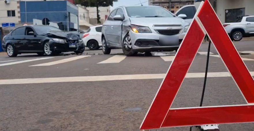 BMW e Onix se envolvem em acidente de trânsito no Centro