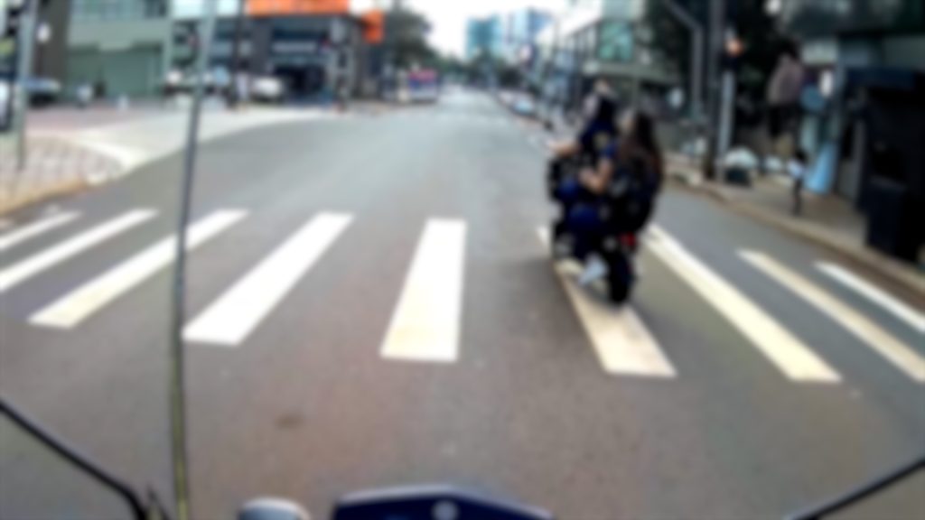 Adolescentes sem capacete em moto elétrica levantam questões sobre fiscalização do trânsito