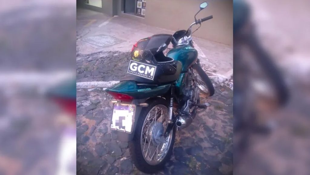 Placa de plástico? Motociclista acaba preso em Ponta Grossa; entenda