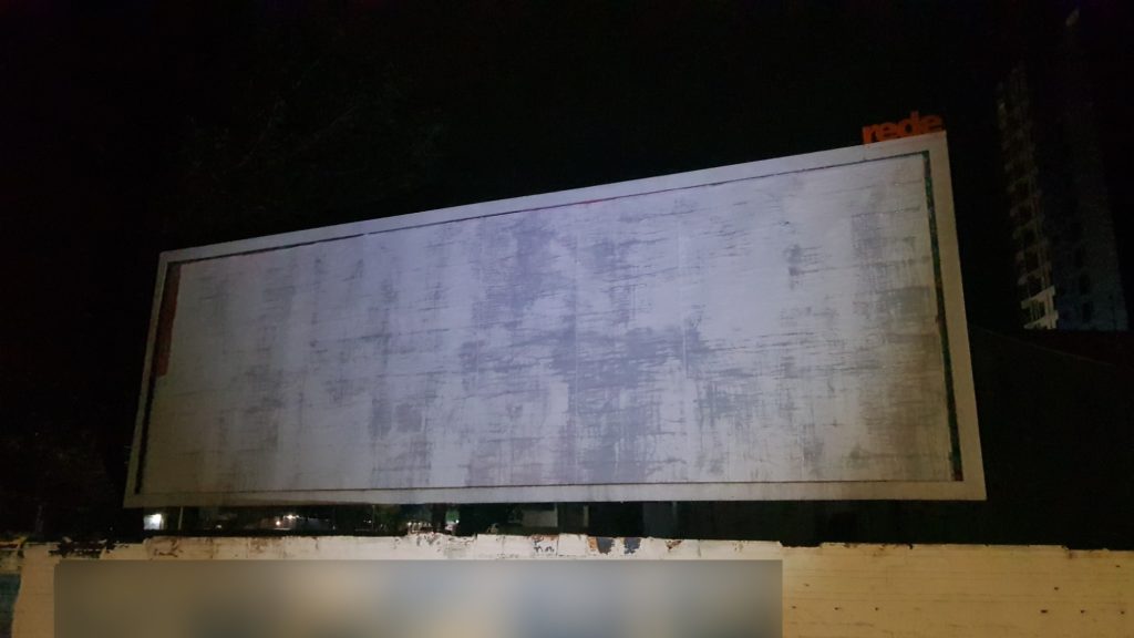 Acabou o amor? Mensagem de apaixonado é retirada de outdoor