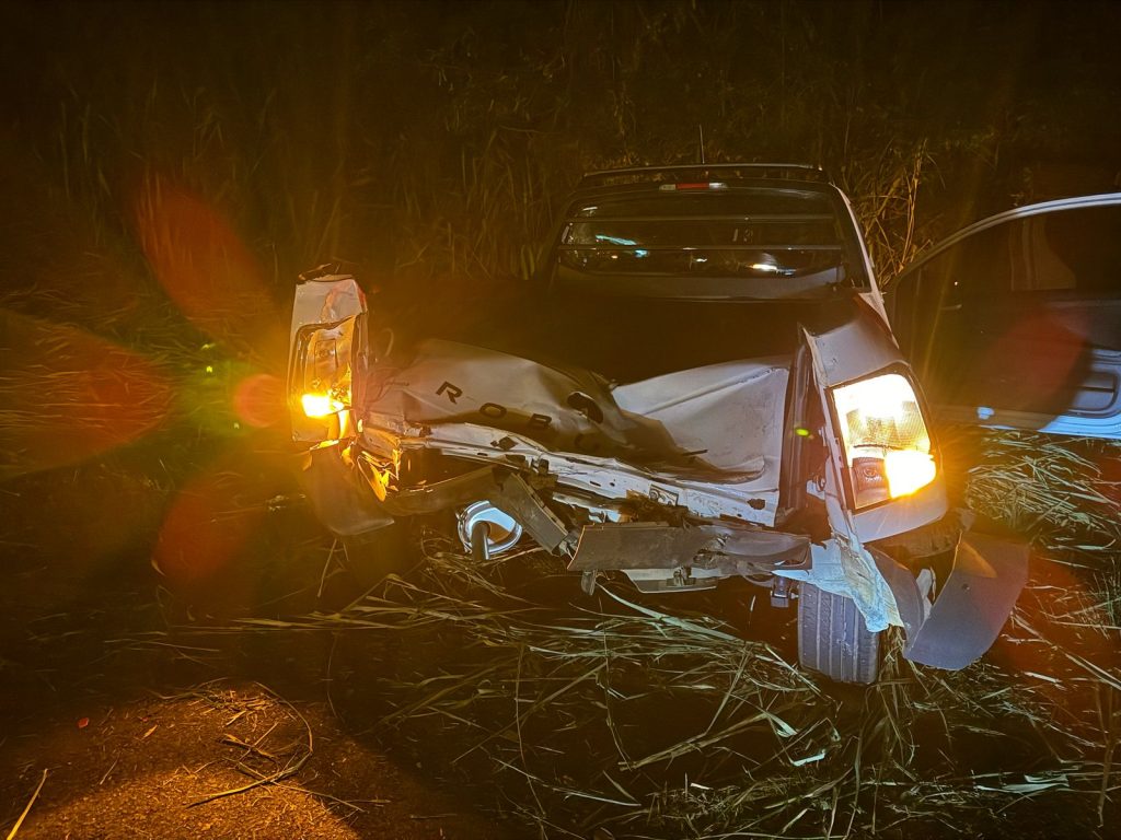Caminhão atravessa trevo e provoca acidente na PR-182 em Ampére