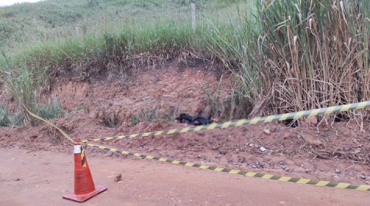 Corpo de mulher é encontrado pegando fogo às margens da BR-259
