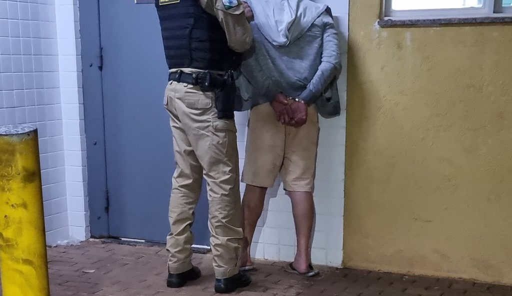 Condutor de 53 anos é preso por embriaguez ao volante após ser flagrado em zigue-zague no Floresta