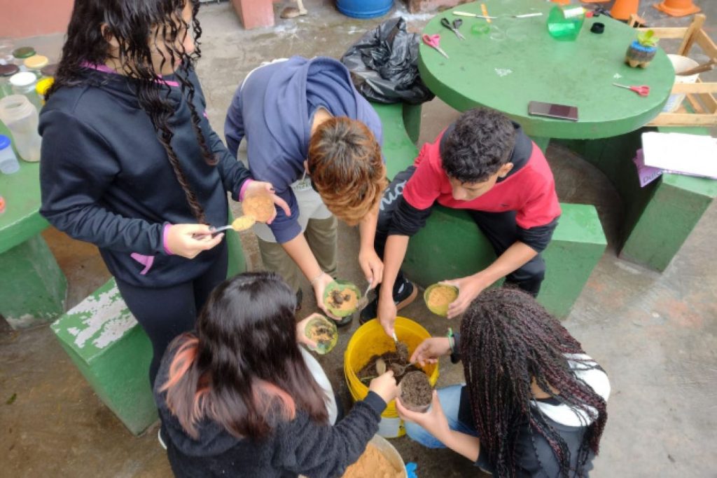 Clube de Ciências revitaliza escola e incentiva empreendedorismo em Colombo Clube de Ciências revitaliza escola e incentiva empreendedorismo em Colombo