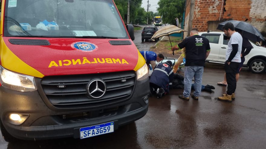 Siate e Samu atendem vítima de acidente entre carro e moto no Parque São Paulo