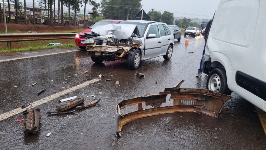 Caos no trânsito da BR-277: Acidente entre veículos deixa via parcialmente interditada