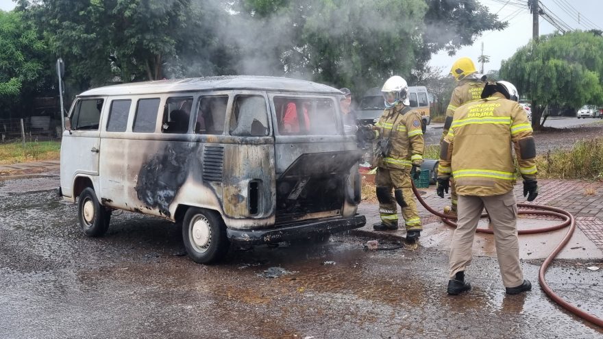 Kombi é praticamente destruída em incêndio no Bairro Santa Cruz