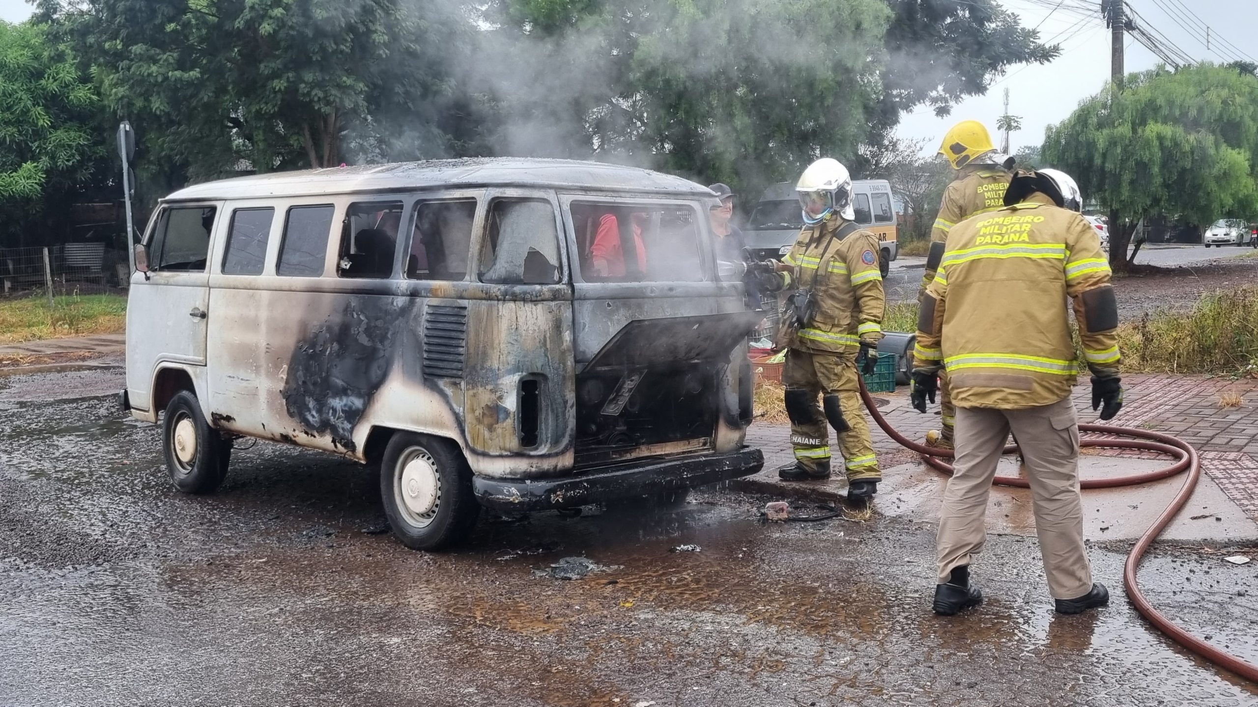 Kombi é praticamente destruída em incêndio no Bairro Santa Cruz