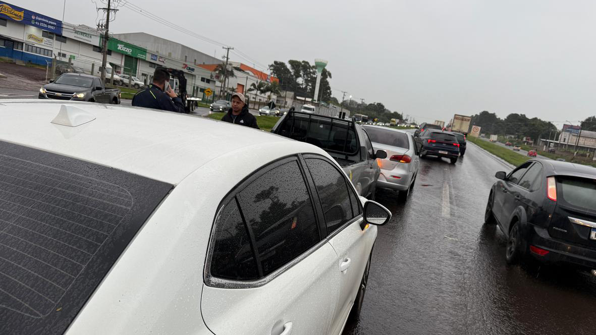Mais um engavetamento é registrado na BR-277 em Cascavel, no total 8 carros bateram