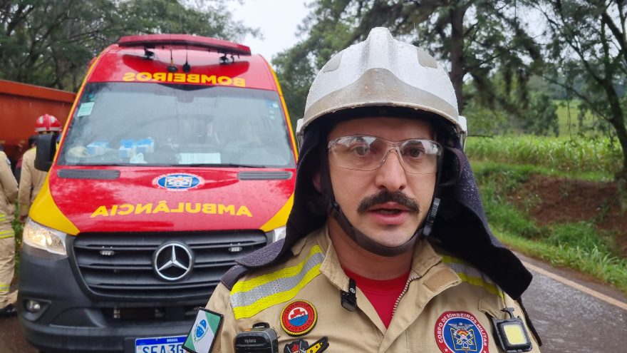Oficial do Corpo de Bombeiros dá detalhes de acidente que deixou caminhoneiro ferido na PR-180