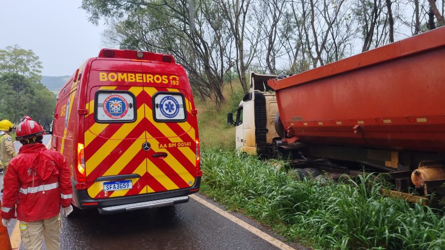 Caminhoneiro fica ferido ao tentar evitar colisão frontal durante ultrapassagem irregular na PR-180