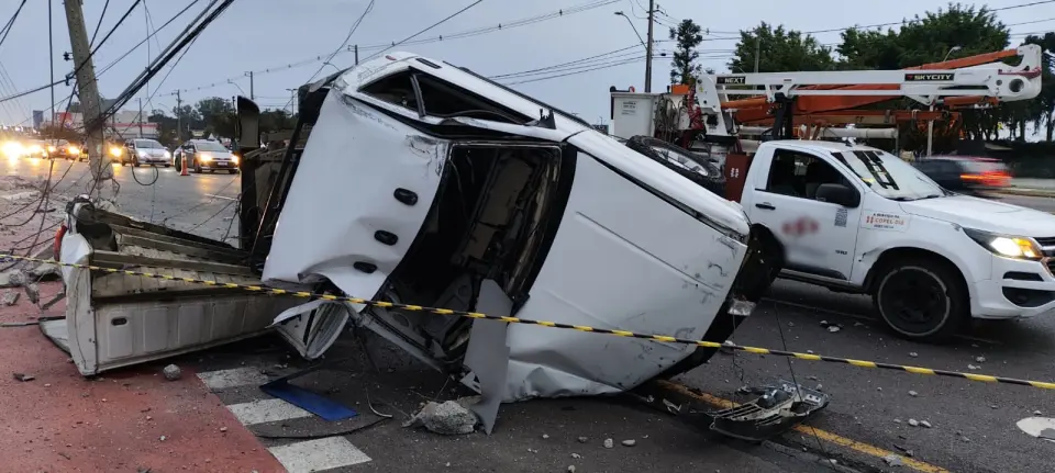 Motorista sobrevive após caminhonete se partir ao meio em colisão com poste
