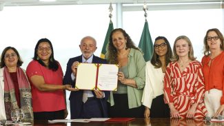Lula sanciona leis para proteção de direitos das mulheres