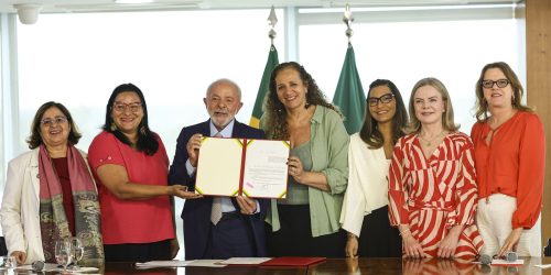Lula sanciona leis para proteção de direitos das mulheres Imagem referente a Lula sanciona leis para proteção de direitos das mulheres