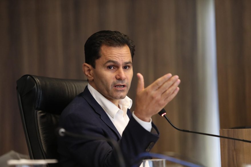 Deputado Pacheco confronta vacinação obrigatória em crianças