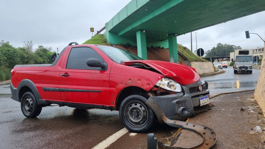 Carros se envolvem em colisão no Viaduto da Souza Naves, em Cascavel