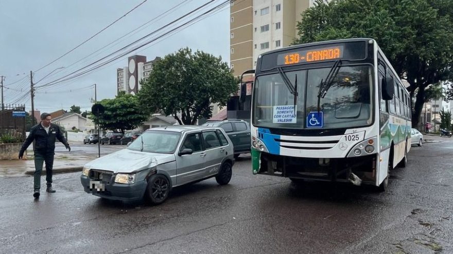 Uno e ônibus se envolvem em acidente no Centro