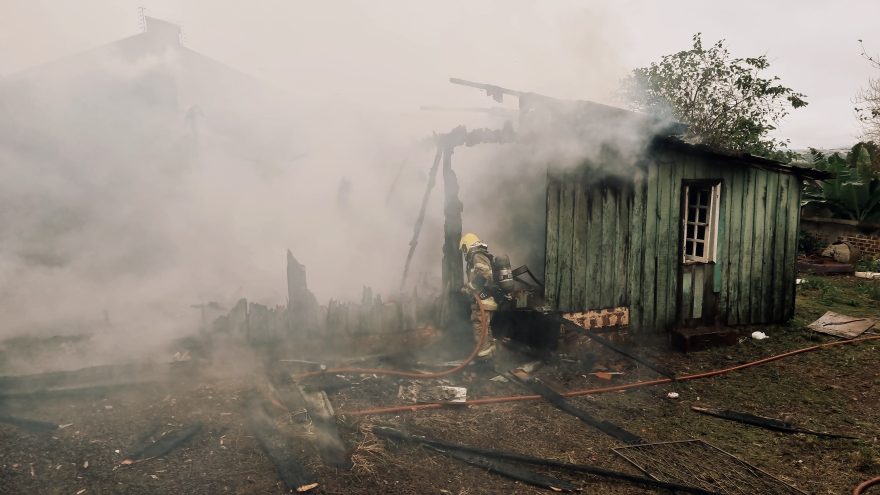 Casa é destruída em incêndio no bairro Brasmadeira