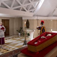 Imagem referente a Ministros e parlamentares acompanham Lula na despedida do papa em Roma