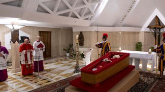 Ministros e parlamentares acompanham Lula na despedida do papa em Roma