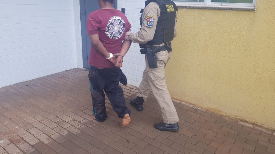 Jovem de 20 anos é detido pela PM tentando invadir Motel em Cascavel
