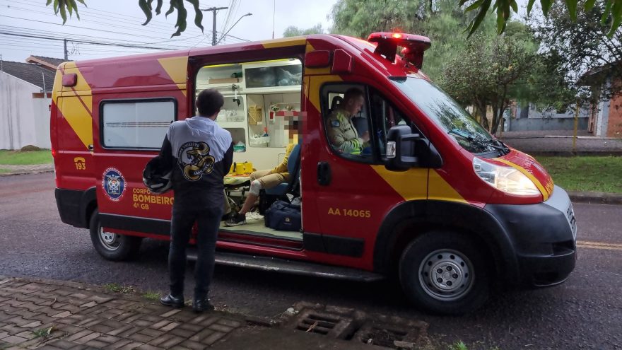 Jovem cai de moto e fica ferido no Pioneiros Catarinenses