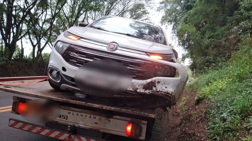 Após colisão, veículo capota às margens da PR-180