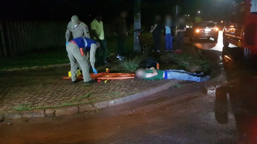 Ciclista é atingido por carro na Avenida Corbélia