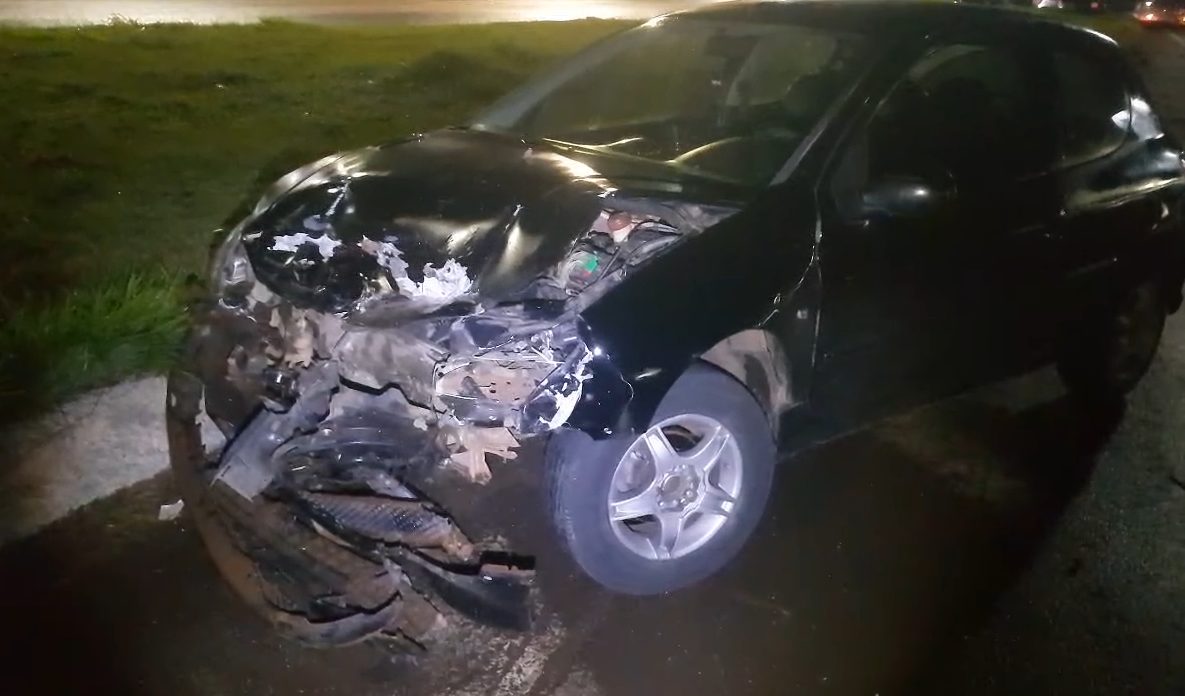 Peugeot e Golf batem na BR-277, no Trevo da Portal