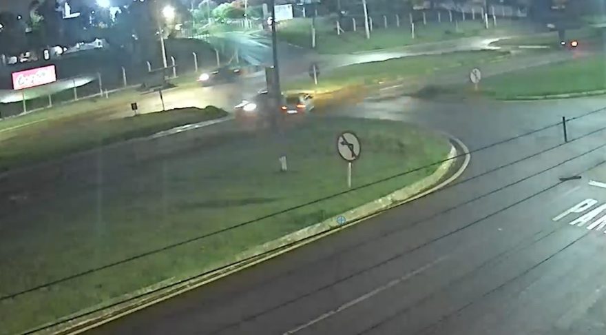 Câmera flagra acidente entre carros no Trevo da Portal