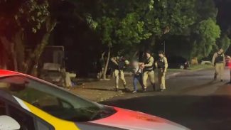 Homem é contido pela PM ao invadir área isolada em situação com refém