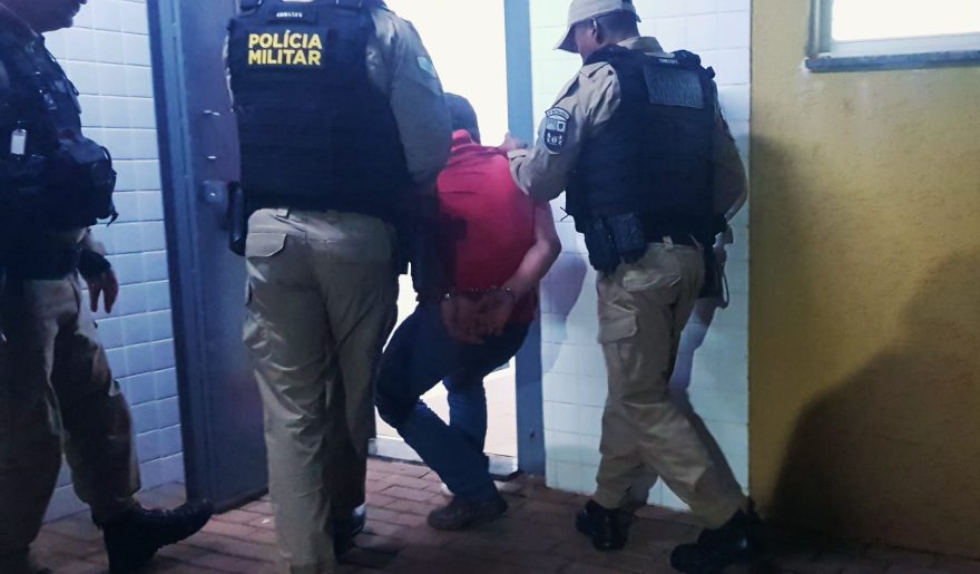 Homem é detido após fazer ameaças em bar com réplica de espingarda calibre 12