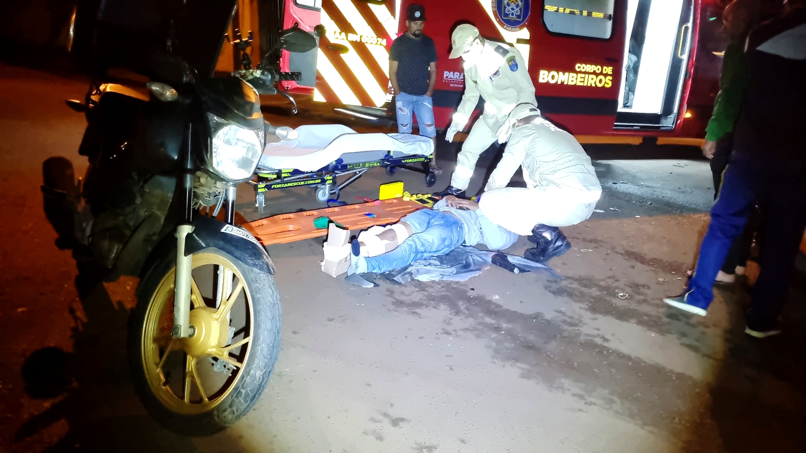 Entregador fratura joelho após colidir moto com Uno no Interlagos