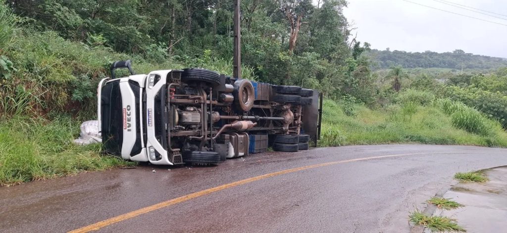 Motorista erra caminho por causa do GPS e tomba caminhão em Apucarana