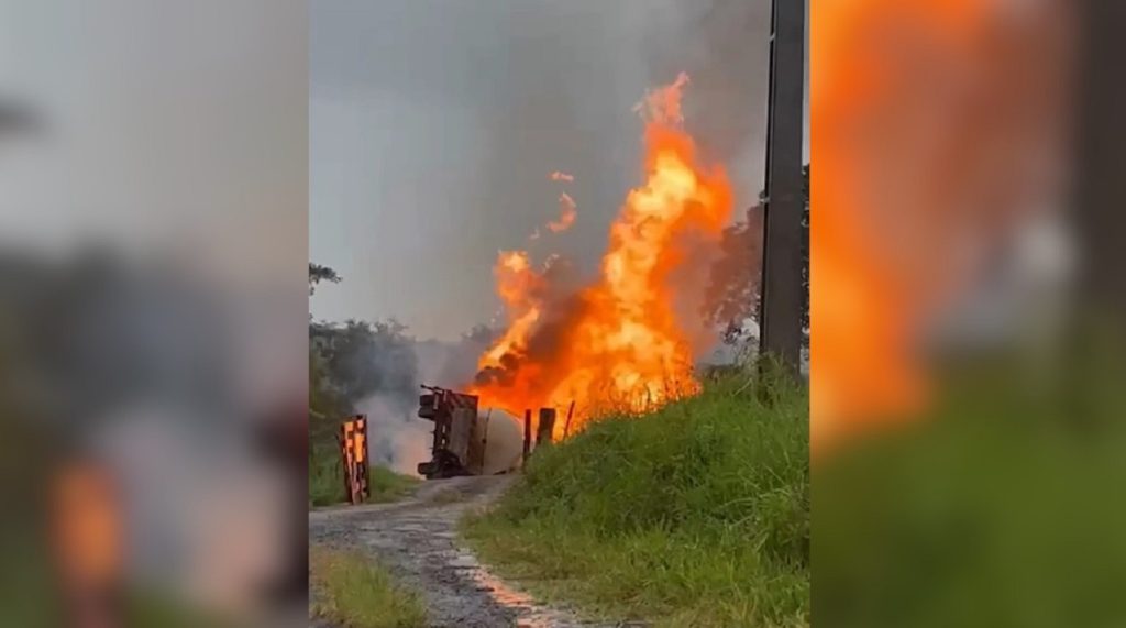 Caminhão de combustível pega fogo após tombar na BR-376 em Ortigueira