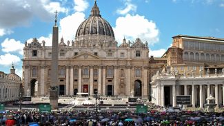 Lula e comitiva desembarcam em Roma para funeral do papa Francisco