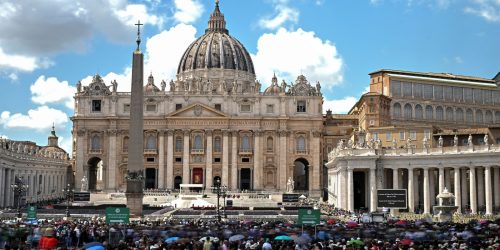 Lula e comitiva desembarcam em Roma para funeral do papa Francisco Imagem referente a Lula e comitiva desembarcam em Roma para funeral do papa Francisco