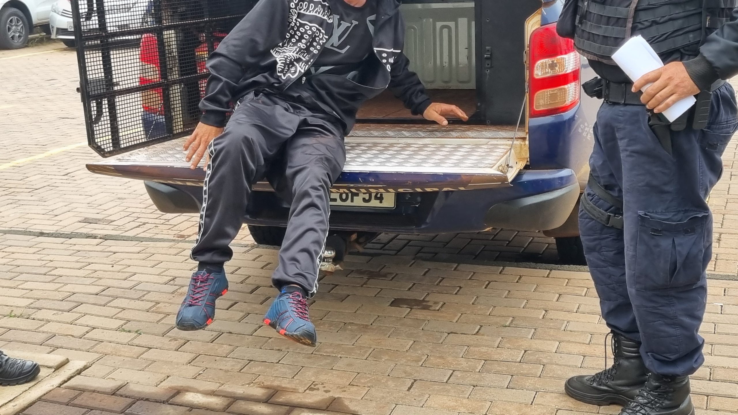 Homem é preso pela GM após chamar servidoras da UBS do Tarumã de vagabundas Homem é preso pela GM após chamar servidoras da UBS do Tarumã de vagabundas