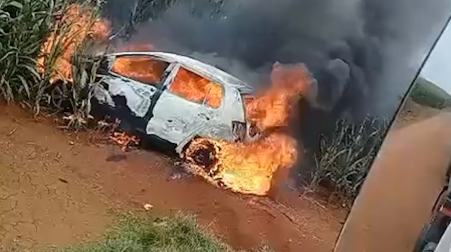 Carro suspeito de ter sido utilizado em duplo homicídio é localizado incendiado