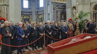 Lula presta homenagem ao papa Francisco em velório no Vaticano