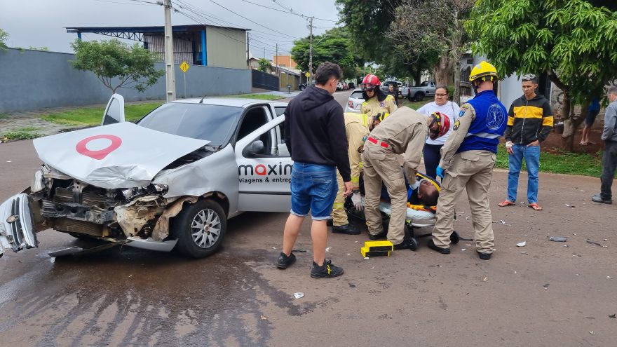Homem fica ferido após forte colisão entre carros no Parque São Paulo