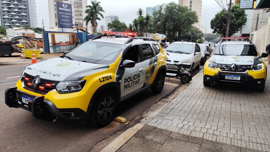 Viatura da Polícia Militar se envolve em acidente no Centro