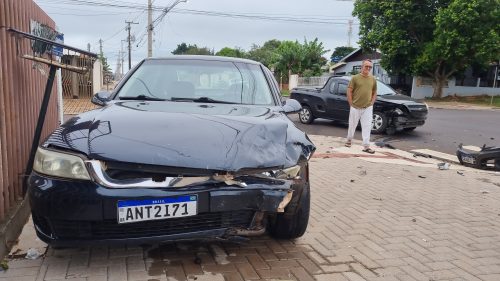 Vectra e Montana colidem no bairro Periolo Vectra e Montana colidem no bairro Periolo