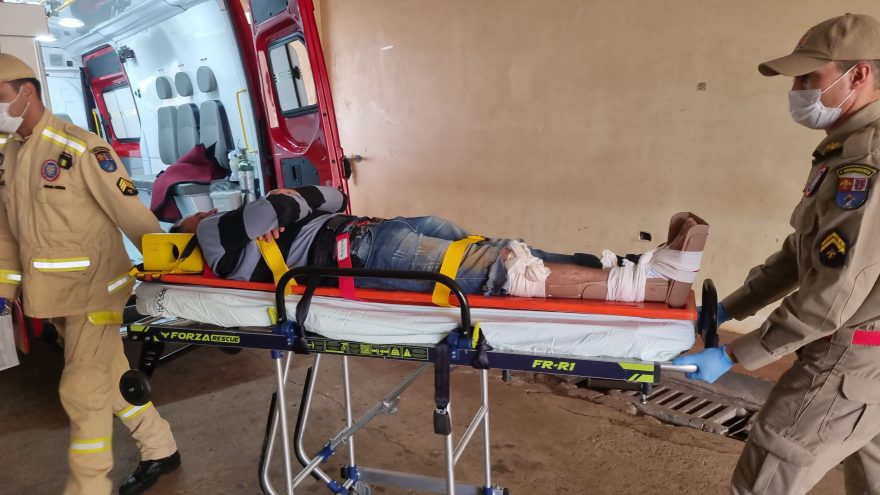 Motociclista quebra a perna após atingir cachorro na Estrada Rio da Paz